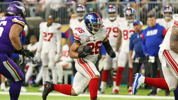Giants running back Saquon Barkley runs for a touchdown.